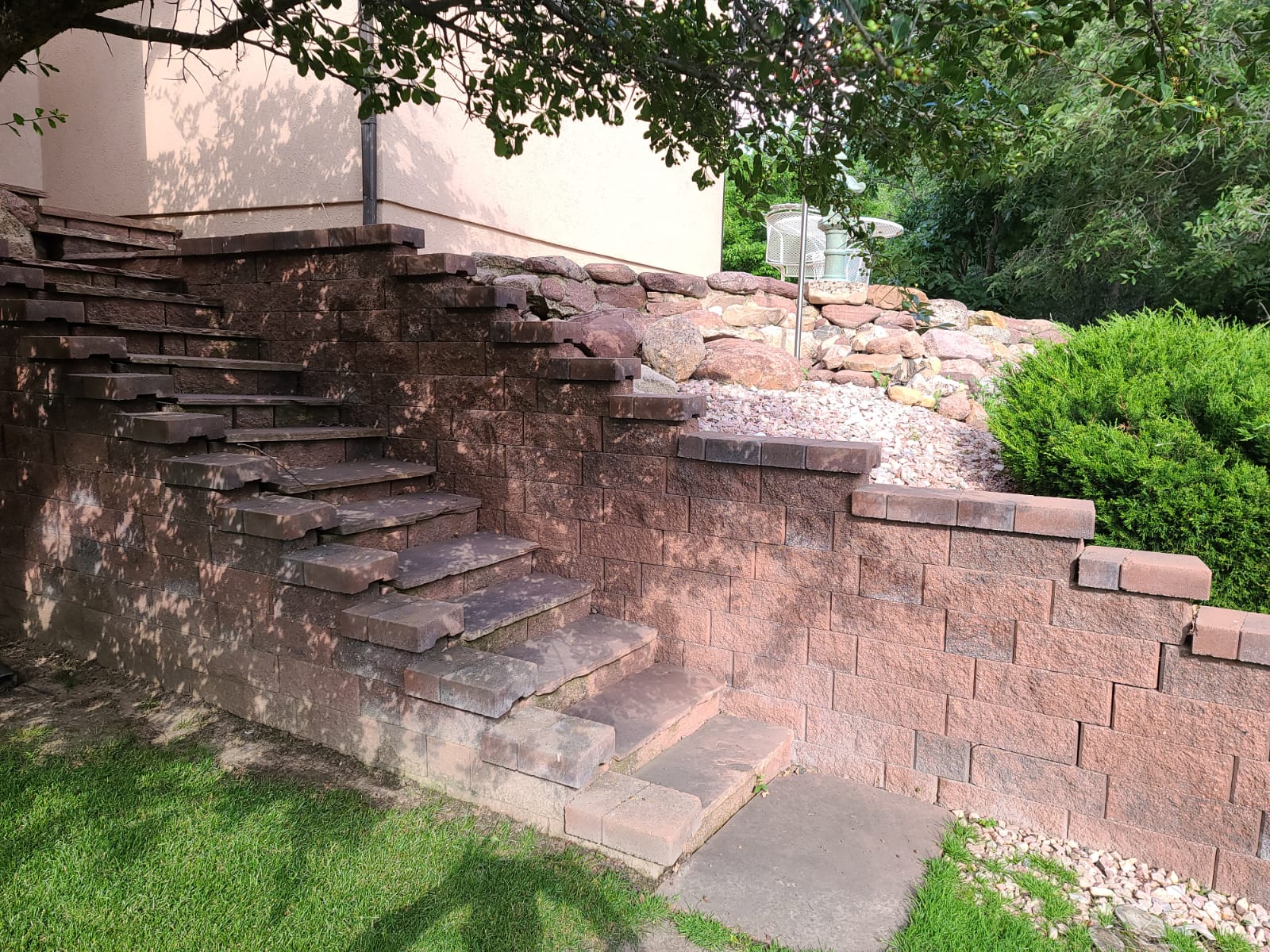 Retaining wall with integrated stone steps